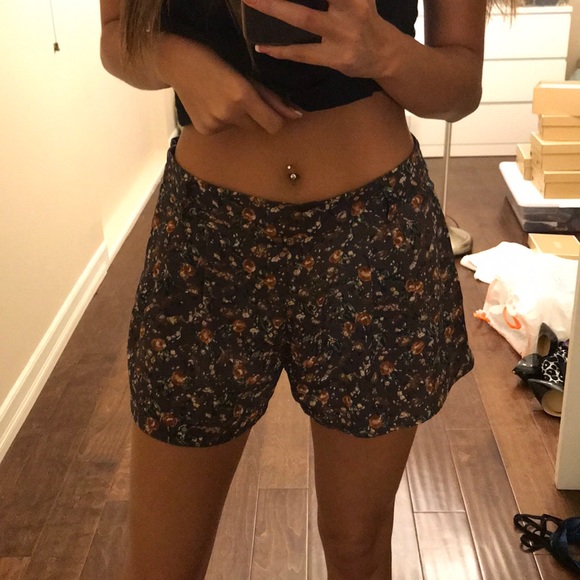 Lush Pants - Flowy flower print shorts Lush Pants - Flowy flower print shorts